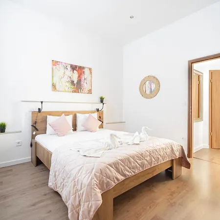 Premium With 4 Bedrooms 3 Bathrooms Apartment