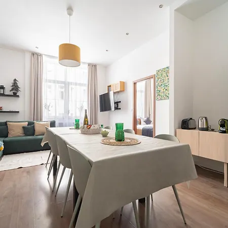 Апартаменты Premium With 4 Bedrooms 3 Bathrooms Будапешт